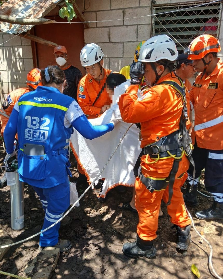 RESCATAN A PERSONA TRAS CAER EN POZO DE 15 METROS EN SACACOYO