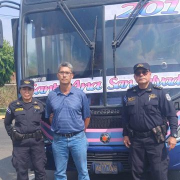 CAPTURARON A UN MOTORISTA DE UN AUTOBÚS DE UNA RUTA DE SANTA ANA POR AGRESIÓN A MOTOCICLISTA EN SAN SALVADOR