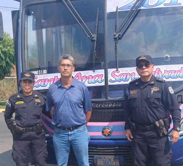 CAPTURARON A UN MOTORISTA DE UN AUTOBÚS DE UNA RUTA DE SANTA ANA POR AGRESIÓN A MOTOCICLISTA EN SAN SALVADOR