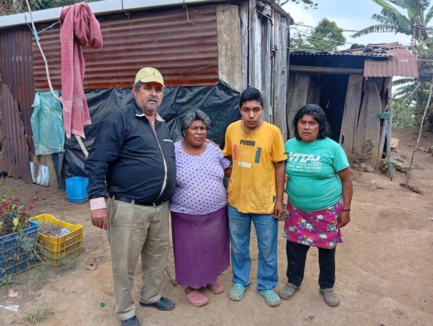 PIDEN AYUDA PARA FAMILIA CON TRES MIEMBROS QUE PADECEN HIDROCEFALIA EN SANTA ANA