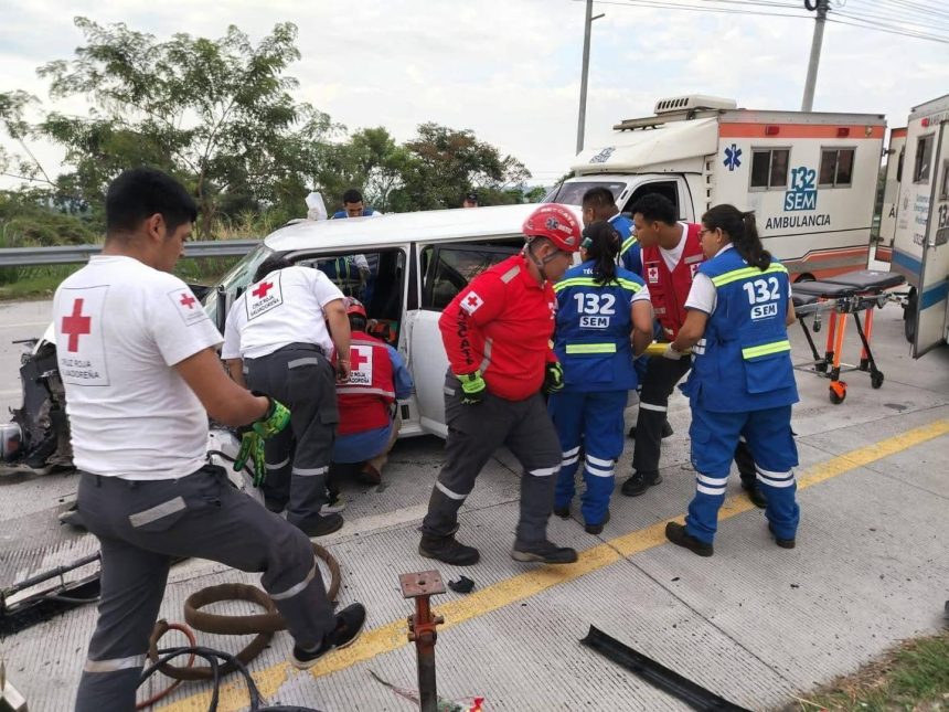 ACCIDENTE DE TRÁNSITO EN BULEVAR CONSTITUCIÓN DEJA DOS PERSONAS LESIONADAS
