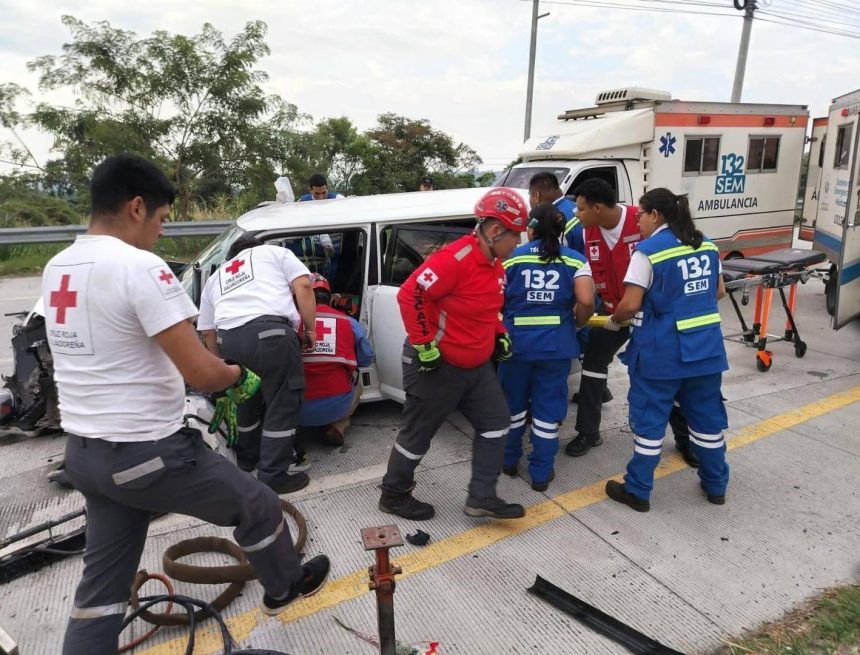 ACCIDENTE DE TRÁNSITO EN BULEVAR CONSTITUCIÓN DEJA DOS PERSONAS LESIONADAS