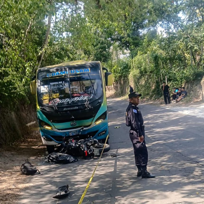 ESTUDIANTE DE 15 AÑOS MUERE TRAS CHOCAR CON AUTOBÚS EN CUSCATLÁN