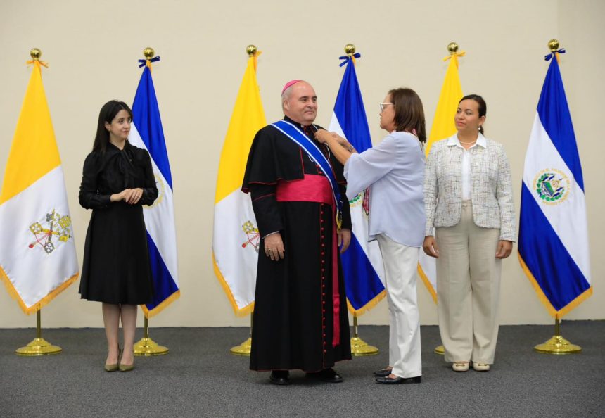 EL SALVADOR CONDECORA A NUNCIO APOSTÓLICO CON ORDEN JOSÉ MATÍAS DELGADO