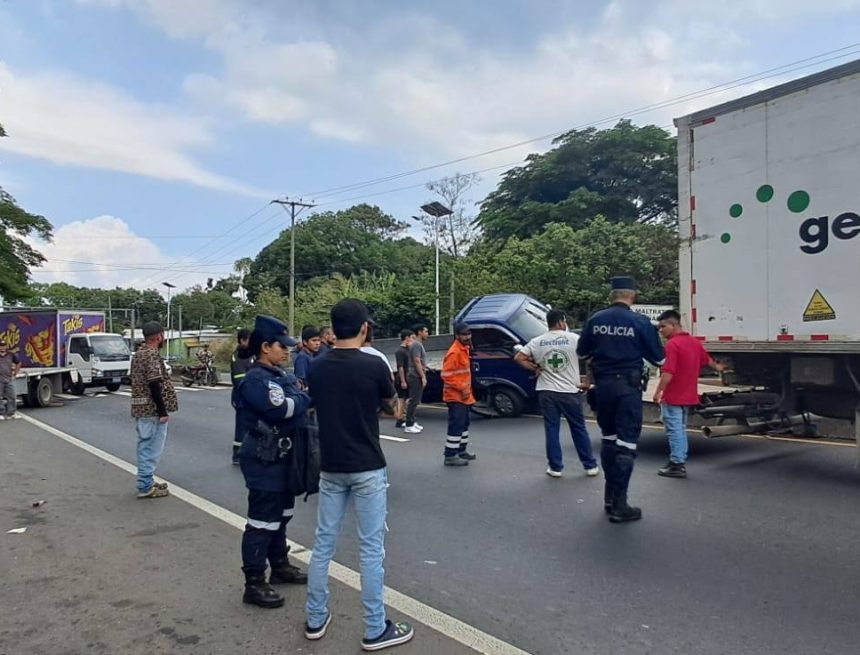 ACCIDENTE DE TRÁNSITO EN CARRETERA A SANTA ANA DEJA UNA PERSONA LESIONADA