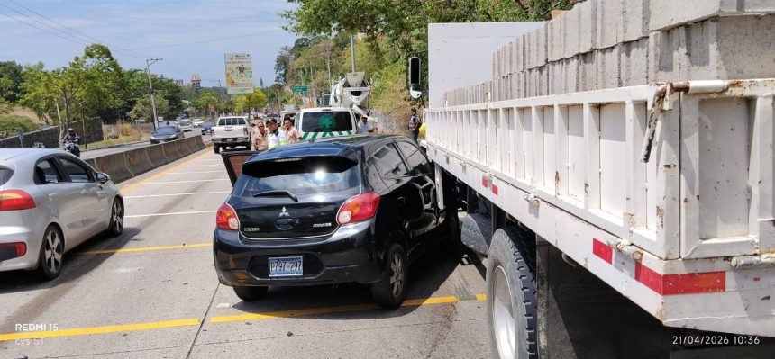HOMBRE RESULTA LESIONADO TRAS ACCIDENTE DE TRÁNSITO EN CARRETERA AL PUERTO DE LA LIBERTAD