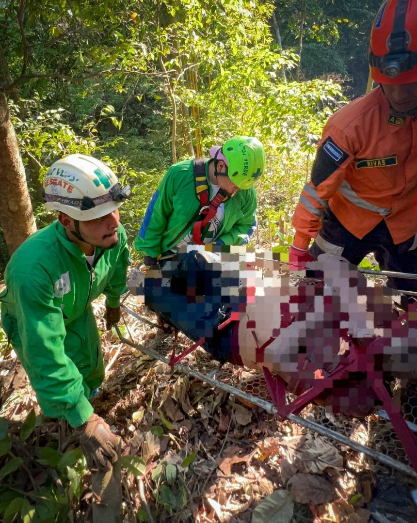 RECUPERAN CUERPO DE HOMBRE QUE CAYÓ A BARRANCO EN MEJICANOS