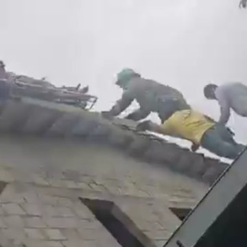 SOCORRISTAS ATENDIERON UNA EMERGENCIA POR UN TRABAJADOR QUE SUFRIÓ UNA DESCARGA ELÉCTRICA EN UNA COLONIA DE SONSONATE