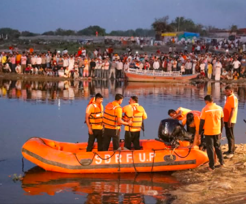 AL MENOS 10 MUERTOS TRAS VOLCAMIENTO DE EMBARCACIÓN TURÍSTICA EN INDIA