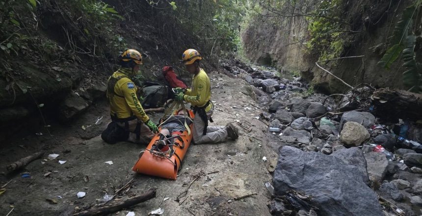 JOVEN RESULTA GRAVEMENTE LESIONADO TRAS CAER A BARRANCA EN ILOPANGO