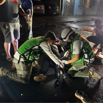 MOTOCICLISTA RESULTA LESIONADA TRAS DERRAPAR EN CALLE MOJADA EN COLONIA LOS ÁNGELES EN SAN SALVADOR