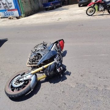 MENOR RESULTA GRAVEMENTE HERIDO TRAS CHOCAR CONTRA RASTRA EN CALLE A NEJAPA