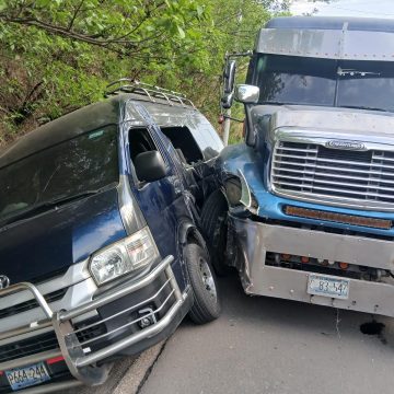 MÚLTIPLE ACCIDENTE EN LA CARRETERA DE ORO DEJA AL MENOS CINCO LESIONADOS