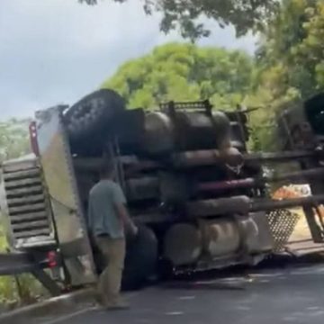 RASTRA VUELCA EN CARRETERA PANAMERICANA EN QUEBRADA SECA, SAN VICENTE