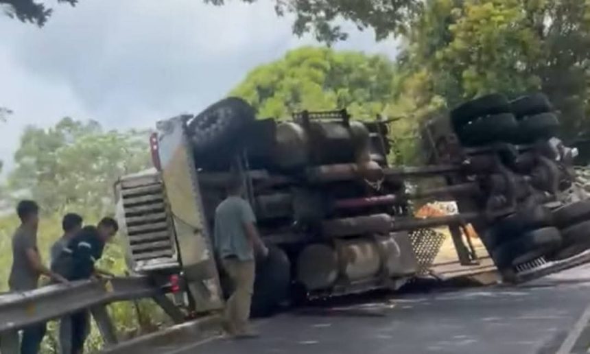 RASTRA VUELCA EN CARRETERA PANAMERICANA EN QUEBRADA SECA, SAN VICENTE