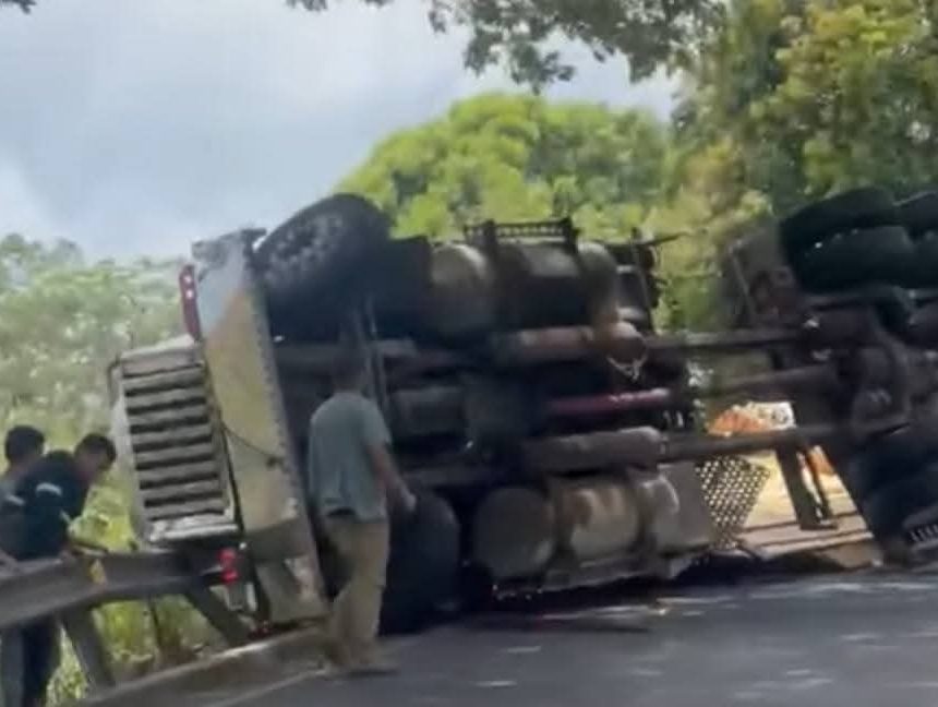 RASTRA VUELCA EN CARRETERA PANAMERICANA EN QUEBRADA SECA, SAN VICENTE