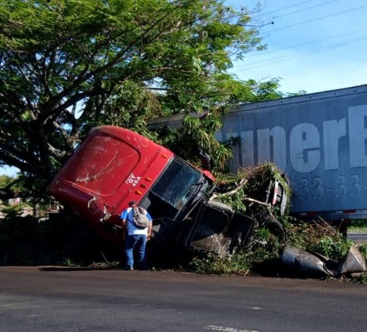 rastra 1 CONDUCTOR LESIONADO TRAS COLISIÓN CON RASTRA EN LA PANAMERICANA