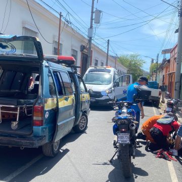 DOS JÓVENES RESULTAN LESIONADOS TRAS ATROPELLO DE MOTOCICLISTA EN SANTA ANA