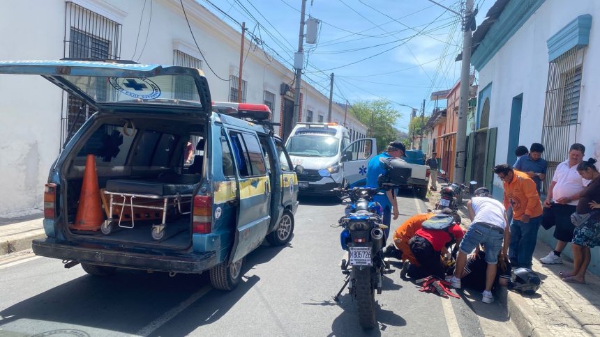 DOS JÓVENES RESULTAN LESIONADOS TRAS ATROPELLO DE MOTOCICLISTA EN SANTA ANA