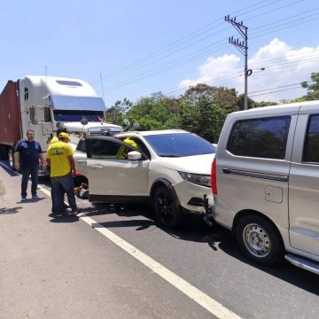 HOMBRE RESULTA LESIONADO EN COLISIÓN MÚLTIPLE EN CARRETERA HACIA SONSONATE