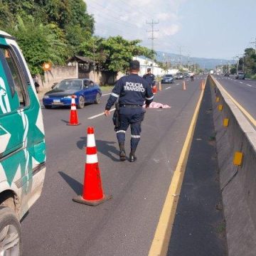 MOTOCICLISTA DE 18 AÑOS MUERE TRAS CHOCAR CONTRA CAMIÓN EN CARRETERA A SONSONATE