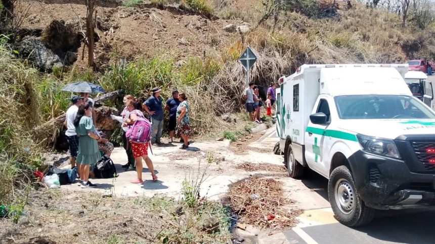 vocado 1 UN PICK UP VOLCÓ EN CHALATENANGO Y EL PERCANCE DEJÓ MÁS DE SEIS PERSONAS LESIONADAS