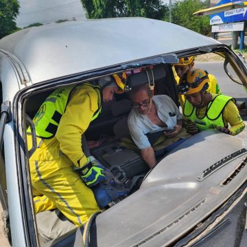 PERSONA QUEDA ATRAPADA TRAS ACCIDENTE EN CARRETERA PANAMERICANA Y ES RESCATADA