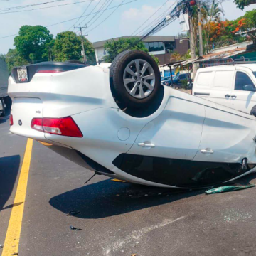 1 ACCIDENTE MÚLTIPLE DEJA CINCO LESIONADOS EN ILOPANGO