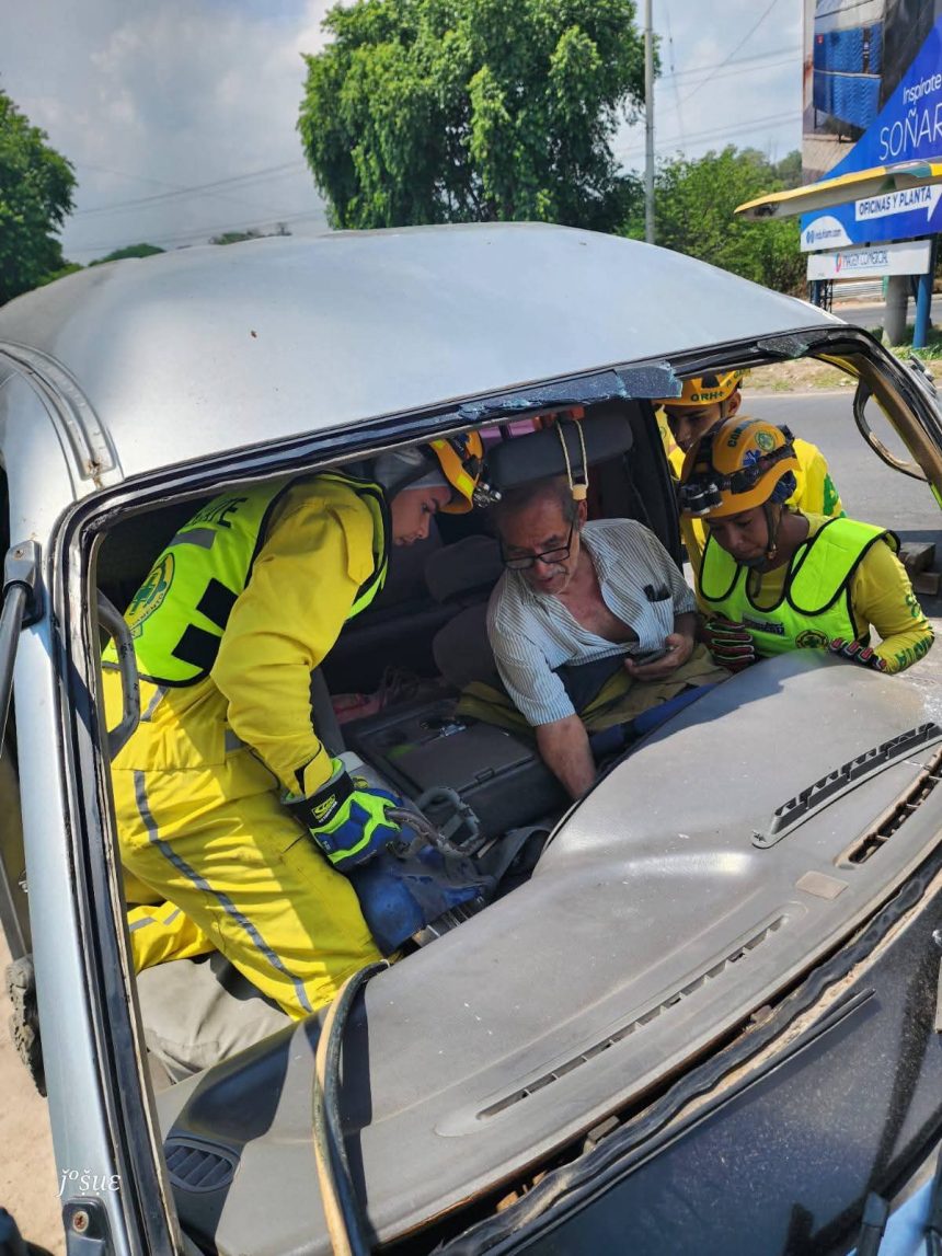 PERSONA QUEDA ATRAPADA TRAS ACCIDENTE EN CARRETERA PANAMERICANA Y ES RESCATADA