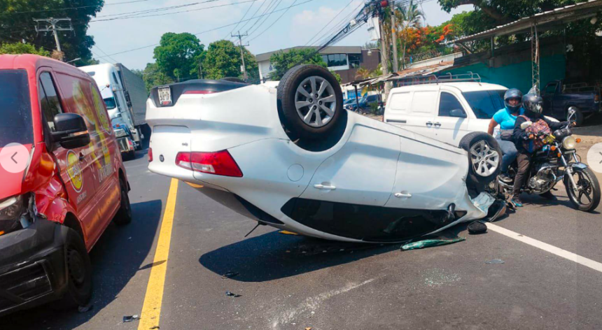 ACCIDENTE MÚLTIPLE DEJA CINCO LESIONADOS EN ILOPANGO