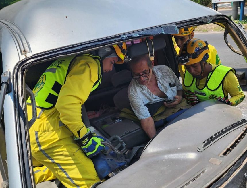 PERSONA QUEDA ATRAPADA TRAS ACCIDENTE EN CARRETERA PANAMERICANA Y ES RESCATADA