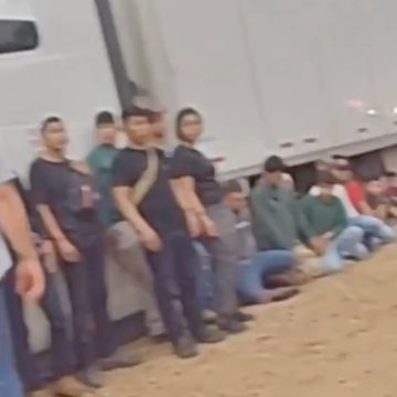 LOCALIZARON A 20 MIGRANTES HACINADOS EN LA CABINA DE UN TRÁILER EN TEXAS
