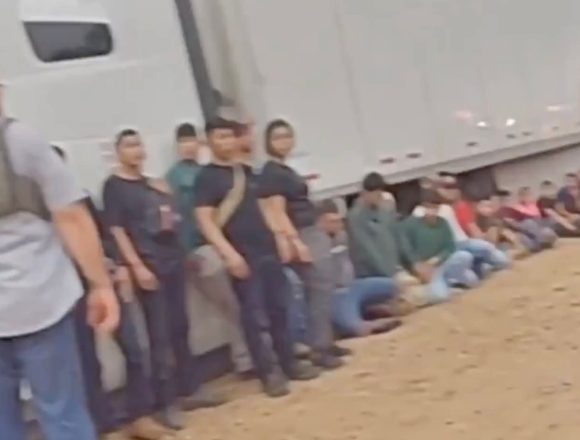 FURGON 2 LOCALIZARON A 20 MIGRANTES HACINADOS EN LA CABINA DE UN TRÁILER EN TEXAS