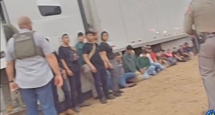 FURGON 2 LOCALIZARON A 20 MIGRANTES HACINADOS EN LA CABINA DE UN TRÁILER EN TEXAS