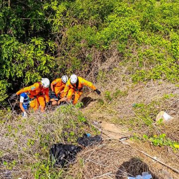 RESCATARON A UNA MUJER QUE CAYÓ EN UN BARRANCO EN SAN LUIS TALPA, LA PAZ