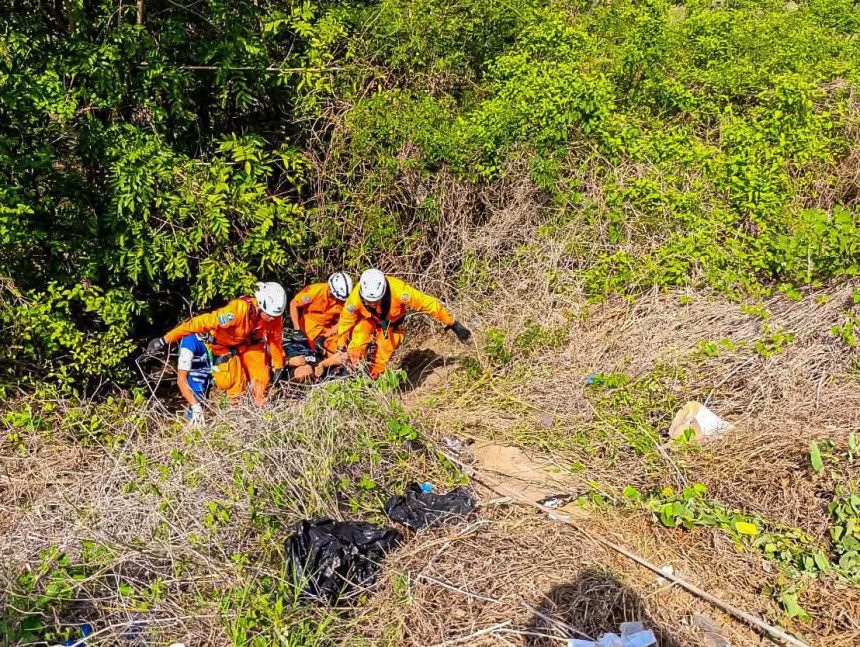 RESCATARON A UNA MUJER QUE CAYÓ EN UN BARRANCO EN SAN LUIS TALPA, LA PAZ