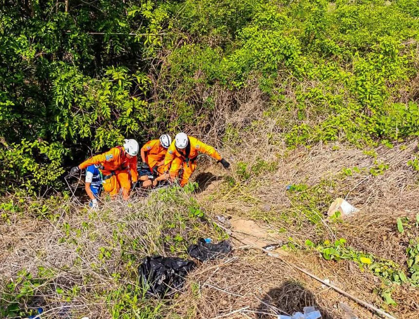 RESCATARON A UNA MUJER QUE CAYÓ EN UN BARRANCO EN SAN LUIS TALPA, LA PAZ