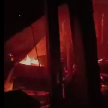 INCENDIO DEJA A VARIAS FAMILIAS SIN HOGAR EN SANTA TECLA