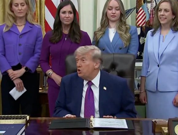 TRUMP ANUNCIA SUSPENSIÓN TEMPORAL DEL IMPUESTO FEDERAL A LOS COMBUSTIBLES
