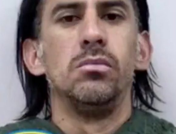 REVELAN HISTORIAL DELICTIVO DEL HOMBRE QUE MURIÓ TRAS ACERCARSE A AVIÓN EN DENVER