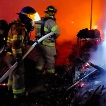 INCENDIO ARRASA PUESTOS EN MERCADO DE ARMENIA Y DEJA PÉRDIDAS TOTALES
