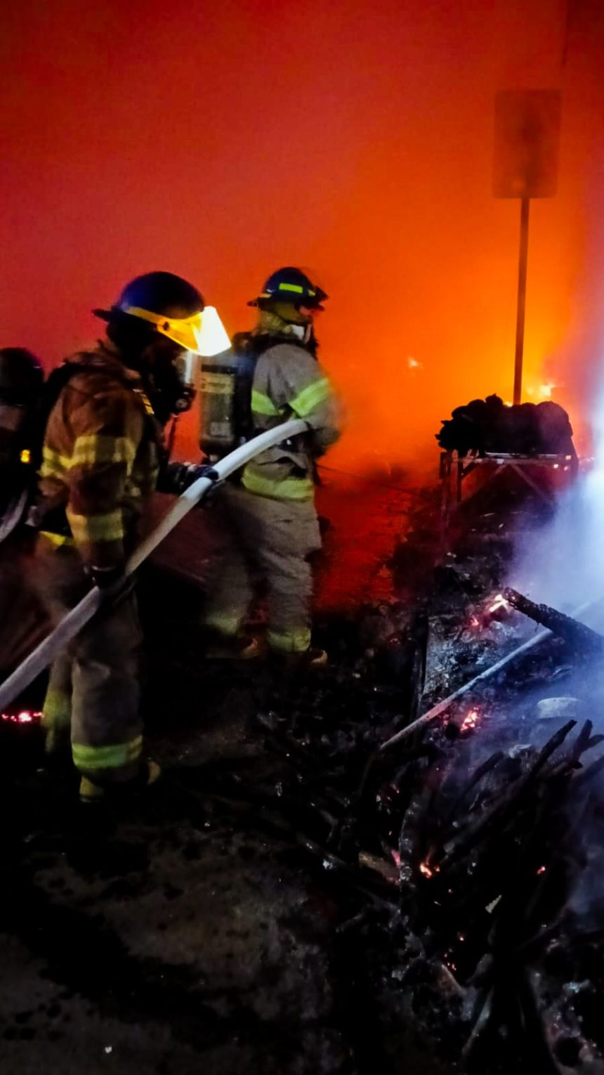 INCENDIO ARRASA PUESTOS EN MERCADO DE ARMENIA Y DEJA PÉRDIDAS TOTALES
