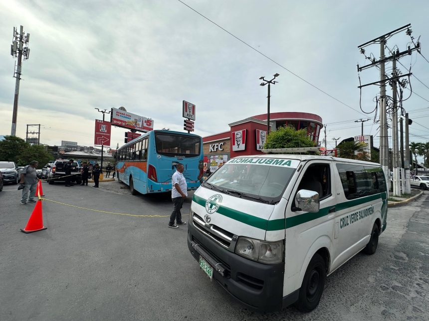 MUJER FALLECE TRAS SER ATROPELLADA POR UN AUTOBÚS EN SOYAPANGO