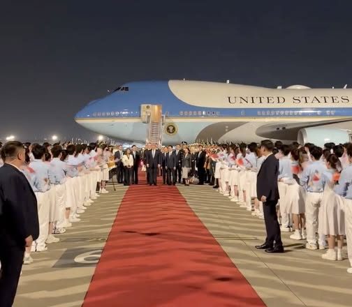 TRUMP INICIA VISITA OFICIAL A CHINA EN MEDIO DE TENSIONES COMERCIALES