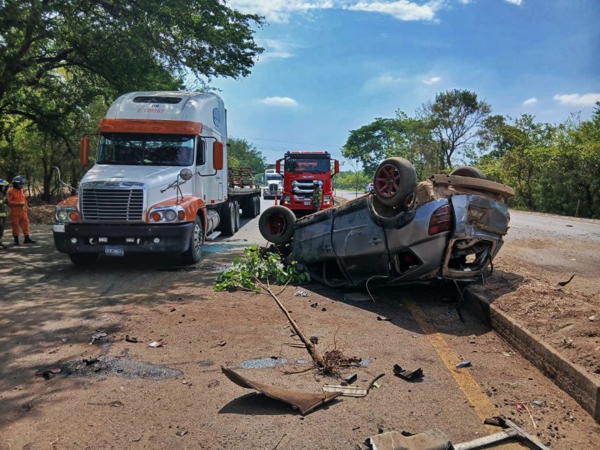 choque 1 ACCIDENTE ENTRE VEHÍCULO Y RASTRA PROVOCA CIERRE DE LA CARRETERA LITORAL EN USULUTÁN