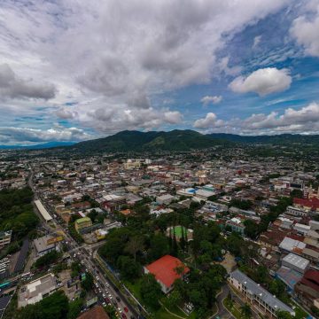 MEDIO AMBIENTE PRONOSTICA UN DOMINGO CALUROSO Y CON POSIBLES TORMENTAS EN EL PAÍS