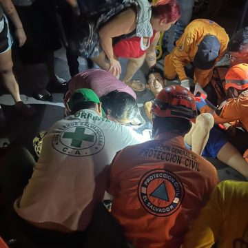 DOS PERSONAS RESULTAN LESIONADAS TRAS SER EMBESTIDAS POR UN VEHÍCULO EN SANTA ANA