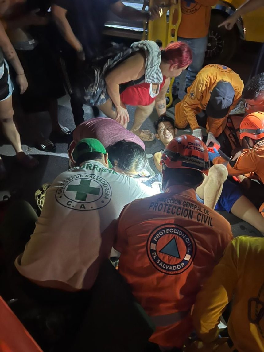 DOS PERSONAS RESULTAN LESIONADAS TRAS SER EMBESTIDAS POR UN VEHÍCULO EN SANTA ANA