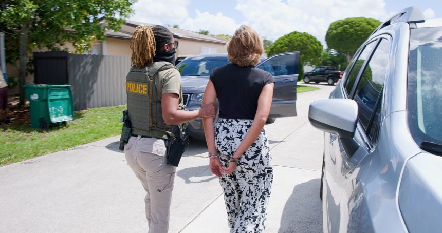 ICE DETIENE A CUBANA EN FLORIDA Y LE REVOCA LA RESIDENCIA PERMANENTE