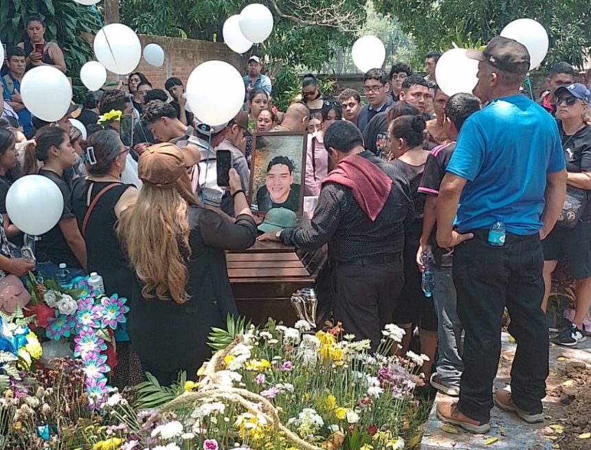 entierro 3 DIERON EL ÚLTIMO ADIÓS A BRAYAN CERÓN EN CHALCHUAPA